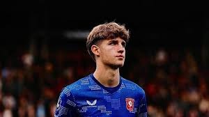 扑克中期如何判断优势（牌局中期如何评估优势）